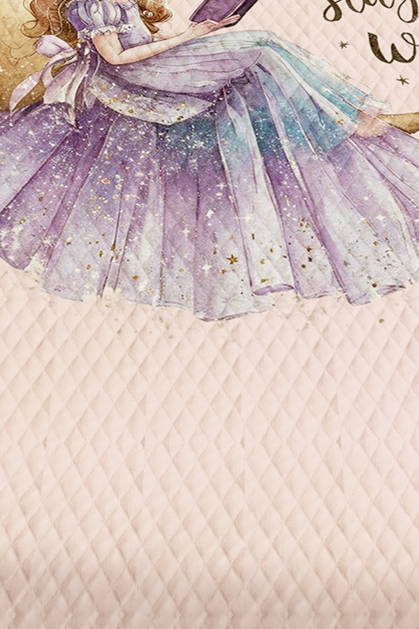 Pembe Ayda Oturan Kız Desenli Kız Çocuk Tek Kişilik Kapitoneli Pike Takımı Yatak Örtüsü Pembe Ayda Oturan Kız Desenli Kız Çocuk Tek Kişilik Kapitoneli Pike Takımı Yatak Örtüsü