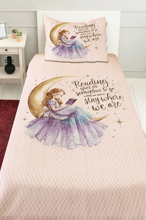 Pembe Ayda Oturan Kız Desenli Kız Çocuk Tek Kişilik Kapitoneli Pike Takımı Yatak Örtüsü Pembe Ayda Oturan Kız Desenli Kız Çocuk Tek Kişilik Kapitoneli Pike Takımı Yatak Örtüsü