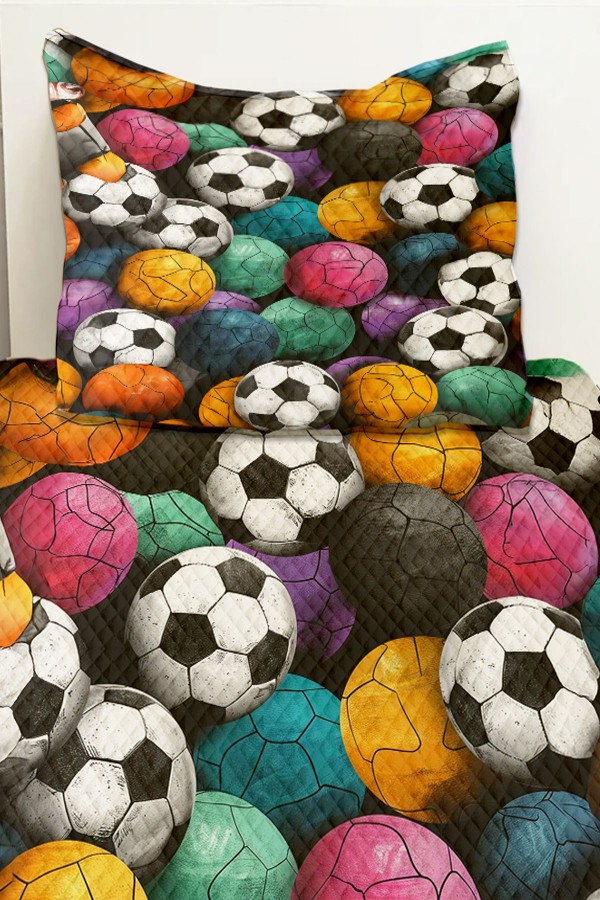 Renkli Toplar Futbol Desenli Erkek Çocuk Tek Kişilik Pike Takımı Kapitoneli Yatak Örtüsü Renkli Toplar Futbol Desenli Erkek Çocuk Tek Kişilik Pike Takımı Kapitoneli Yatak Örtüsü