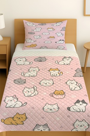 Pembe Sevimli Kediler Desenli Tek Kişilik Pike Takımı Yatak Örtüsü Pembe Sevimli Kediler Desenli Tek Kişilik Pike Takımı Yatak Örtüsü