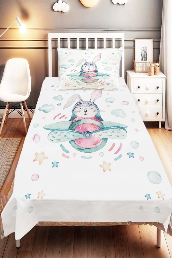Sevimli Uçaklı Tavşan Desenli Çocuk Ve Bebek Odası Dekoratif Yatak Örtüsü Sevimli Uçaklı Tavşan Desenli Çocuk Ve Bebek Odası Dekoratif Yatak Örtüsü