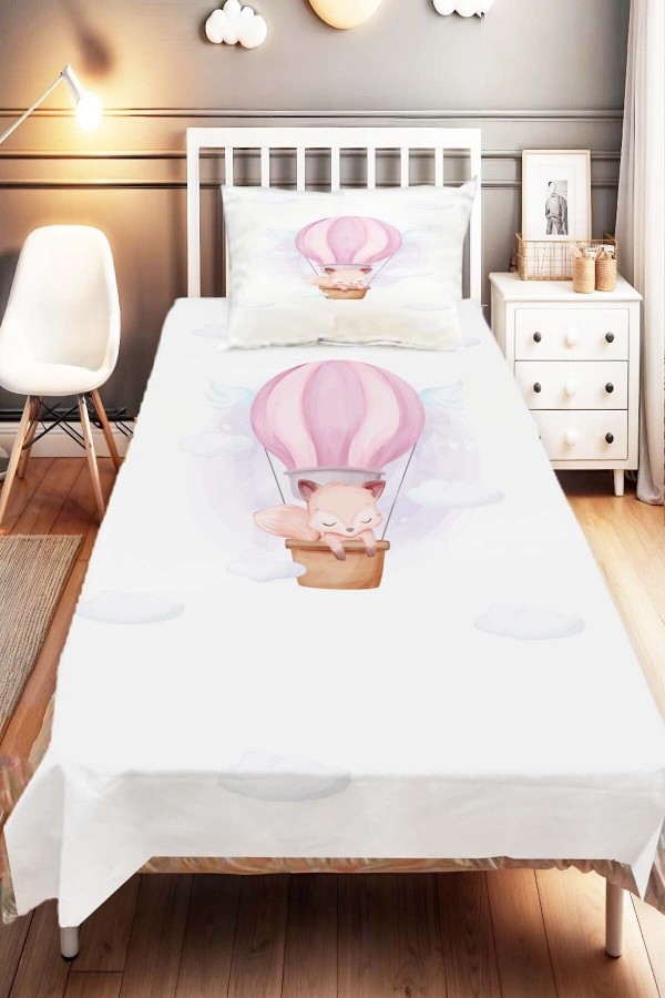 Pembe Uçan Balonlu Tilki Desenli Çocuk Ve Bebek Odası Dekoratif Yatak Örtüsü Pembe Uçan Balonlu Tilki Desenli Çocuk Ve Bebek Odası Dekoratif Yatak Örtüsü