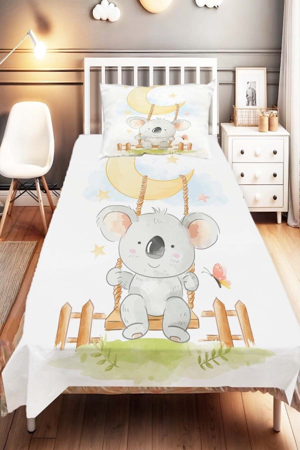 Sevimli Koala Desenli Çocuk Ve Bebek Odası Dekoratif Yatak Örtüsü Sevimli Koala Desenli Çocuk Ve Bebek Odası Dekoratif Yatak Örtüsü