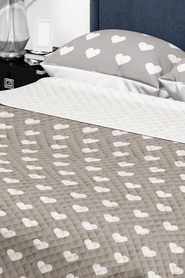 Gri Kalpli Desenli Çift Kişilik Yastıklı Baskılı Yatak Örtüsü Pike Takımı 200x220cm Gri Kalpli Desenli Çift Kişilik Yastıklı Baskılı Yatak Örtüsü Pike Takımı 200x220cm